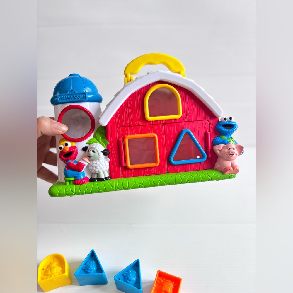 1999 Tyco Preschool Sesame Street Shape Sorter Barn Toy